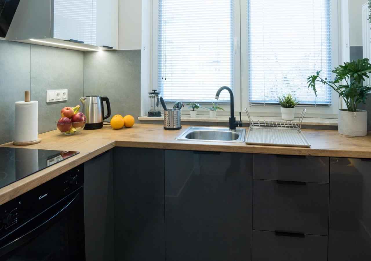 Apartament Sloneczny Kamienica Grochow With Free Parking Varşovia Exterior foto